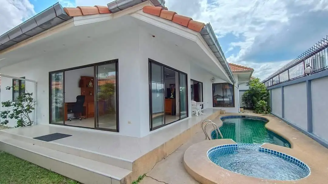 Nice 3 bedroom house with private pool for rent!