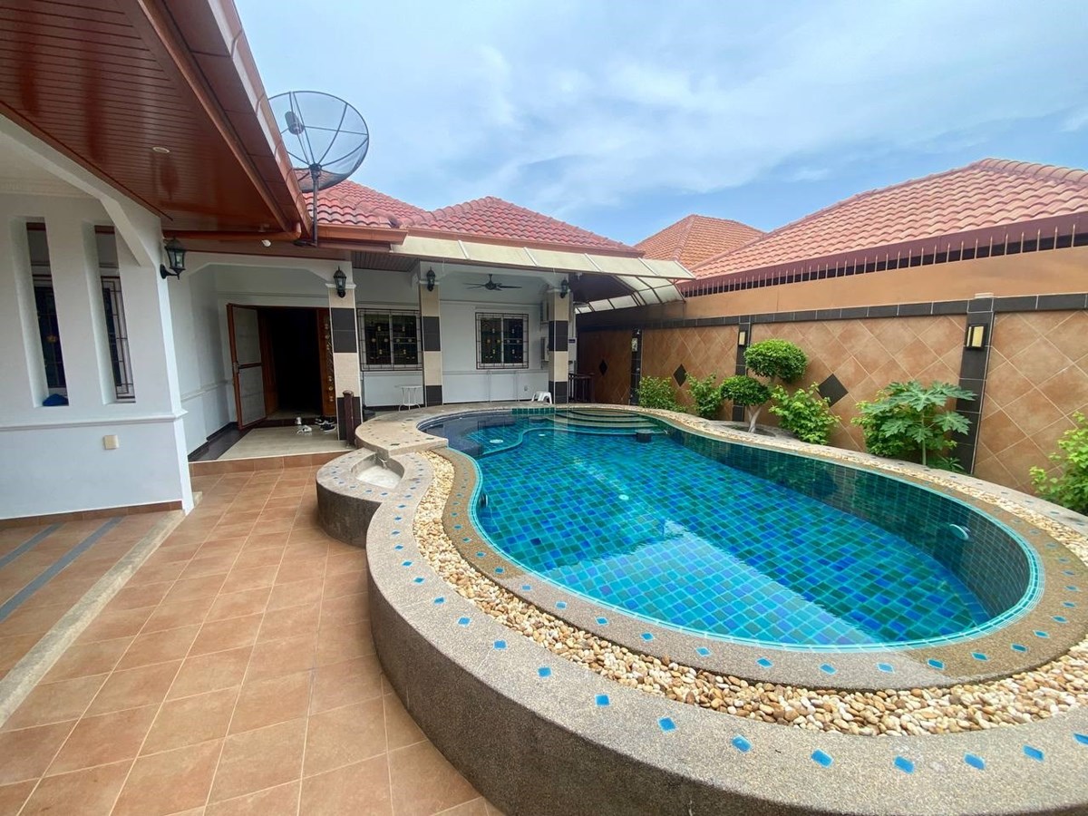HOT SALE POOL VILLA IN PRATUMNAK AREA - บ้าน - Jomtien - 