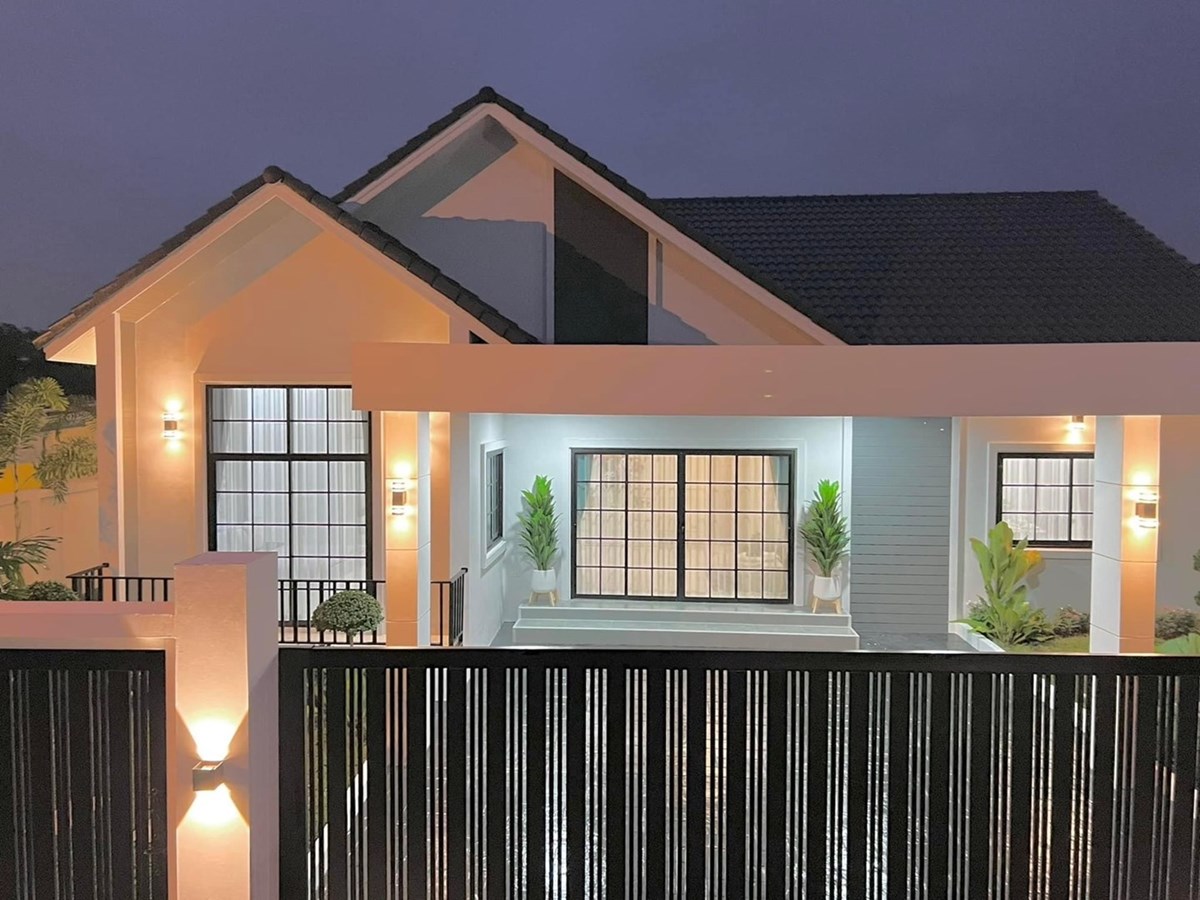 Single storey detached house for sale, 3 bedrooms, 4 bathrooms, fully furnished, ready to move in! Close to the city, only 10 minutes! . - House -  - หนองปรือ
